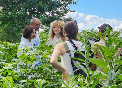 Anavitória visitou o Sertão Central e conheceu produção agroecológica da Acepa